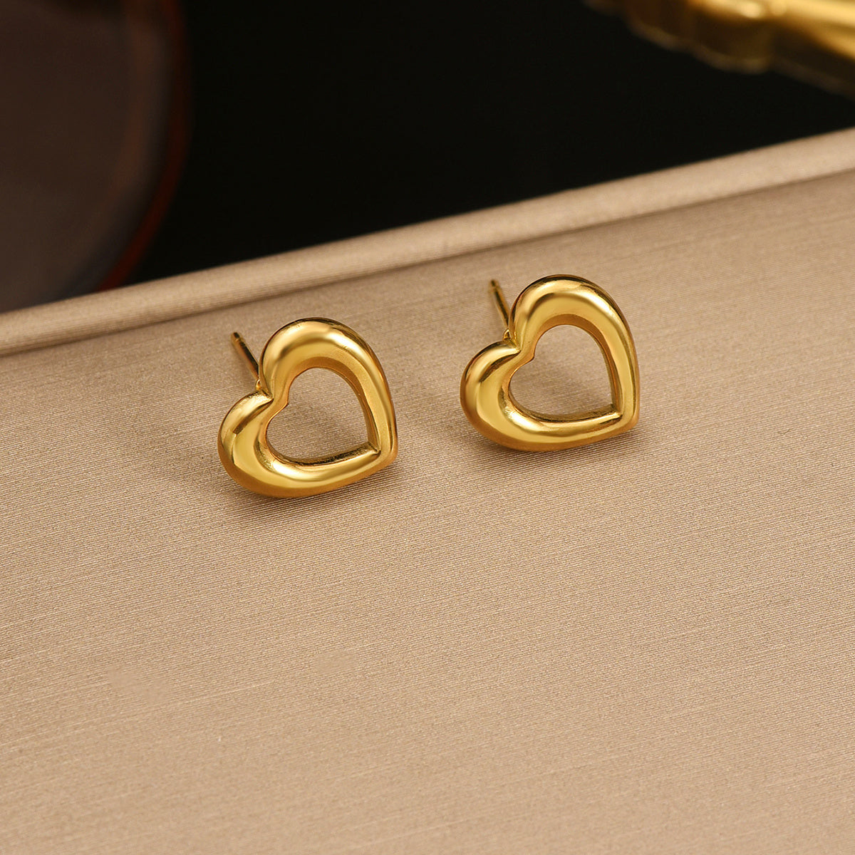 18K Gold Minimalist Heart Earrings – Hypoallergenic Stainless Steel Sustainable Jewelry